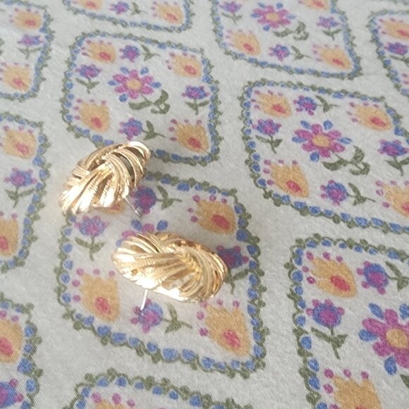 Gold  tone vintage earrings - Picture 4 of 4